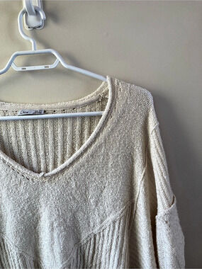 Dex V-Neck Knit Sweater in Cream - Size Small NWT